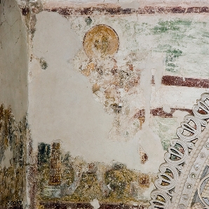 Gli affreschi sul registro mediano della parete occidentale ai lati della ghiera in stucco