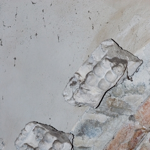 Resti della decorazione in stucco sulla ghiera dell'arcone della parete meridionale dell'aula