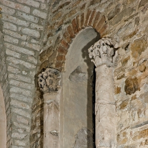 Resti della decorazione in stucco della finestra della parete settentrionale dell'aula