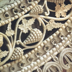 Decorazione a stucco con tralcio vitineo nella ghiera sopra la porta