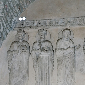 Teoria di sante e martiri in stucco nel registro superiore della controfacciata