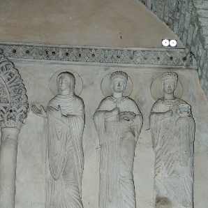 Teoria di sante e martiri in stucco nel registro superiore della controfacciata