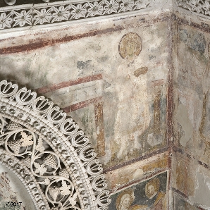 L'angolo nord-ovest dell'aula con decorazione ad affresco