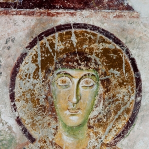 Affresco di santo militare sul registro mediano della parete nord